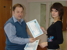 Главный геодезист, начальник учебного отдела ЗАО КБ "Панорама" А.В. Лапов вручает студентке ГГФ сертификат