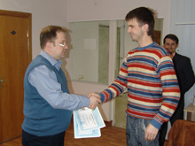 А.В. Лапов вручает сертификат студенту третьего курса ГГФ, начинающему исследователю Сергею Кравцову